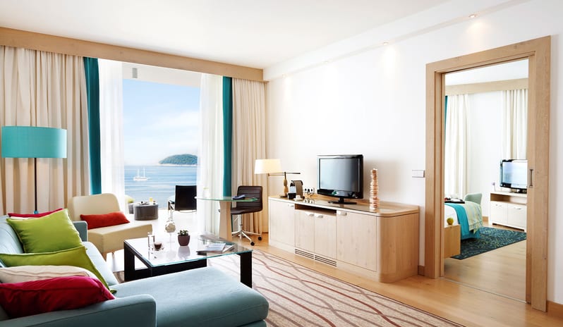 SUN GARDENS - DELUXE SUITE LIVING ROOM